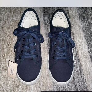 Tommy Bahama women’s size 8.5 dark blue & white Sneakers new with tags